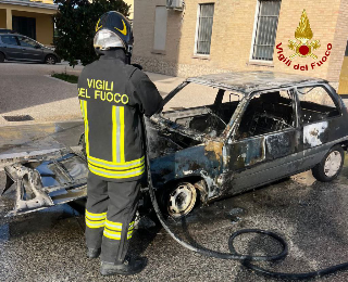 Auto prende fuoco a Pedaso, nessuno a bordo